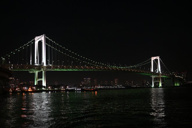 Bild Rainbow Bridge in Tokyo vom fahrenden Boot aus fotografiert (Nikon Z7 mit 24-70mm F4 bei 42 mm, F4, 1/50 Sekunde, ISO 4.500). Im nächsten Bild sehen Sie wieder einen Ausschnitt aus diesem Bild. [Foto: MediaNord]