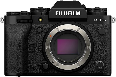 Bild In der Fujifilm X-T5 sitzt der rückwärtig belichtete X-Trans CMOS 5 HR mit 40 Megapixeln Auflösung und 3,33 Millionen integrierten Phasen-AF-Sensoren. Er ist zur Bildstabilisierung für bis zu 7 EV längere Belichtungszeiten beweglich gelagert. [Foto: Fujifilm]
