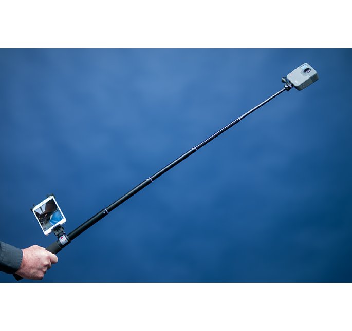Bild Selbst eine etwas schwerere GoPro Fusion lässt sich mit dem Hama Selfie-Stick "Selfie 100 Panorama" noch gut handhaben. Wichtig ist, dass die Kamera genau gerade zur Stange montiert wird, damit diese im Bild möglichst unsichtbar bleibt. [Foto: MediaNord]