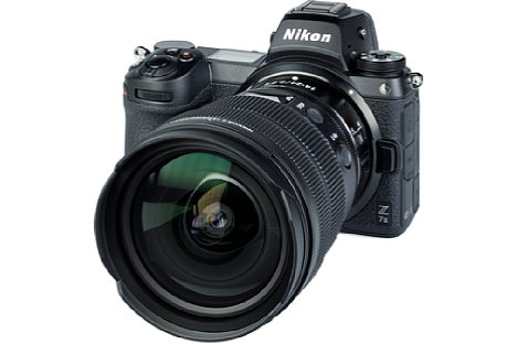 Bild Das Nikon Z 14-24 mm F2.8 S besitzt eine gewölbte Frontlinse und eine fest eingebaute "Mini"-Sonnenblende, so dass ein konventioneller Objektivdeckel die Aussparungen nicht verschließt. Ein passender Deckel gehört selbstverständlich zum Lieferumfang. [Foto: MediaNord]