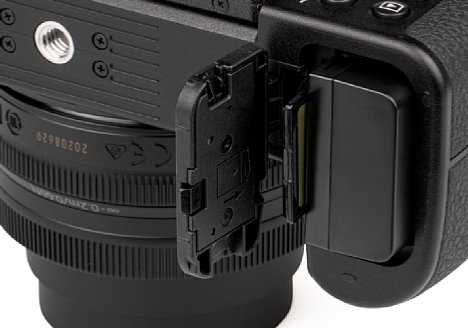 Bild Das Akku- und Speicherkartenfach der Nikon Z 30 lässt sich auch mit angesetzter Stativ-Schnellwechselplatte problemlos öffnen. Etwa 330 Aufnahmen schafft die Z 30 nach CIPA-Standard mit dem 1.120 mAh fassenden Li-Ion-Akku. [Foto: MediaNord]
