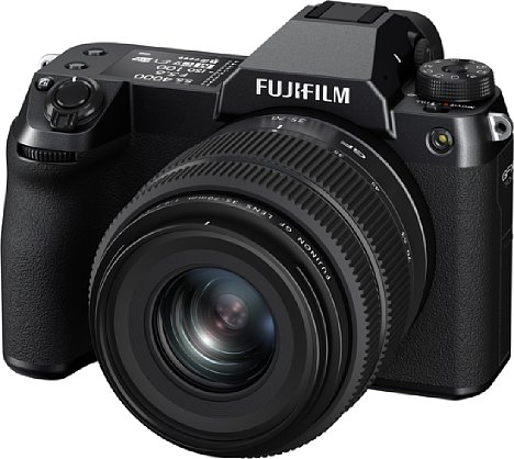 Bild Die Fujifilm GFX 50S II besitzt dasselbe kompakte Gehäuse wie die im Frühjahr 2021 vorgestellte GFX100S. Auch der Sensor-Shift-Bildstabilisator ist verbaut. [Foto: Fujifilm]