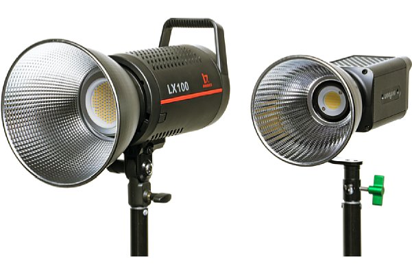 Bild Größenvergleich zwischen Jinbei LX100 (links), einer 60W-LED-Leuchte mit normalem, großen Bowens-Bajonett und dem Weeylite Ninja 200 mit kleinem Bajonett, auch der Standard-Reflektor ist entsprechend geschrumpft.. [Foto: MediaNord]