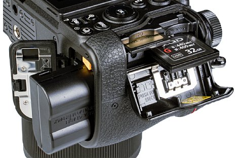 Bild Der mitgelieferte Akku Nikon EN-EL15c kann direkt in der Kamera geladen werden. Die älteren Typen EN-EL15 und EN-EL15a/b passen auch. [Foto: MediaNord]