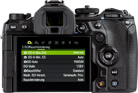 Bild Die OM System OM-1 Mark II bietet nicht nur einen hochauflösenden, schwenk- und drehbaren Touchscreen, sondern auch einen äußerst großen und hochauflösenden elektronischen Sucher mit 120 Bildern pro Sekunde. [Foto: MediaNord]