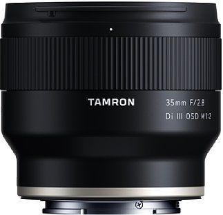 Bild Das Tamron 35 mm F2.8 Di III OSD M1:2 (F053) besitzt wie die anderen beiden Festbrennweiten einen Auszug, der sich aber beim Fokussieren nicht bewegt. [Foto: Tamron]