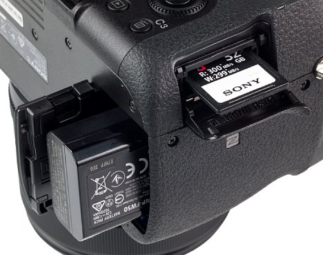Bild Die Sony DSC-RX10 IV verspricht zwar einen gewissen Feuchtigkeitsschutz, aber weder das Akku-, noch das Speicherkartenfach sind mit Dichtungen versehen. [Foto: MediaNord]