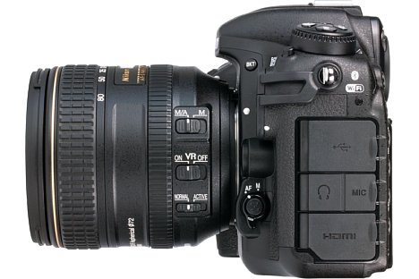 Bild Mit Schnittstellen geizt Nikon bei der D500 nicht: Neben USB 3 finden sich auch HDMI-Mini, Kopfhöhrerausgang, Mikrofoneingang, Studioblitzanschluss sowie eine herstellerspezifische zehnpolige Buchse. [Foto: MediaNord]