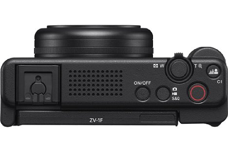 Bild Auf der Oberseite besitzt die Sony ZV-1F ein Drei-Kapsel-Mikrofon. Der Zubehörschuh bietet keine elektronischen Kontakte. [Foto: Sony]