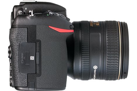 Bild Der Handgriff der Nikon D500 ist großzügig gummiert und damit rutschfest. Zudem sorgt der ausgeprägte Griff für einen hervorragenden Halt, sogar der kleine Finger findet noch Platz. [Foto: MediaNord]