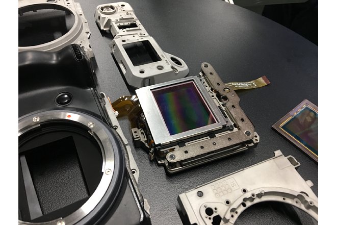 Bild Gehäuse-Komponenten und Bildstabilisator/Sensor-Einheit der Fujifilm GFX100. [Foto: MediaNord]