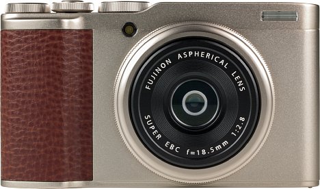 Bild Die Frontlinse des F2,8 lichtstarken 18,5/28mm-Objektivs wirkt trotz der kompakten Abmessungen der Fujifilm XF10 ziemlich fipsig. [Foto: MediaNord]