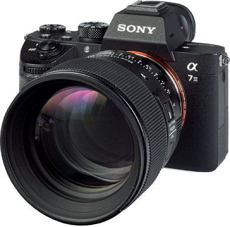 Bild Trotz der großen Frontlinse ist das Sigma 85 mm F1.4 DG DN Art an der Sony Alpha 7R III nur leicht kopflastig. [Foto: MediaNord]