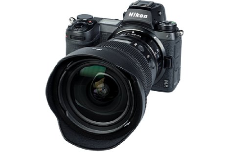 Bild Zum Lieferumfang des Nikon Z 14-24 mm F2.8 S gehören gleich zwei abnehmbare Streulichtblenden. Die hier abgebildete HB-96 ist die kleinere davon, sie kann zum Transport verkehrt herum montiert werden und der normale Deckel passt wie üblich. [Foto: MediaNord]