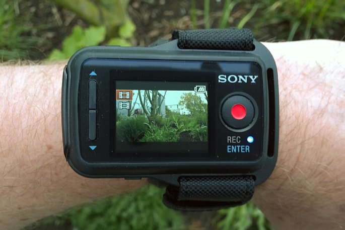 Bild Eine Armbandfernbedienung mit Live-View ist eine feine Sache. Mit dem Gerät von Sony lassen sich bis zu fünf Kameras gleichzeitig bedienen. [Foto: MediaNord]