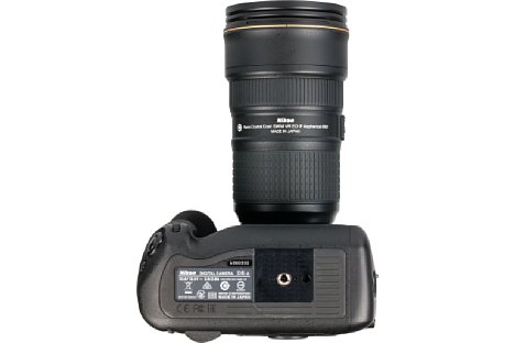 Bild Das Stativgewinde der Nikon D5 liegt selbstverständlich in der optischen Achse und bietet sogar eine Aufnahme für den "Videopin", der eine exakte Ausrichtung der Kamera auf entsprechenden Wechselplatten erlaubt. [Foto: MediaNord]