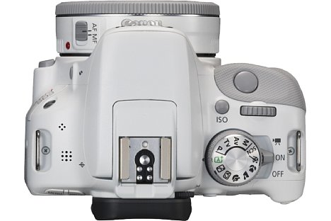 Bild Die gummierten Oberflächen der weißen Canon EOS Kiss X7 setzen mit ihrer grauen Farbe Akzente. Leider soll die weiße EOS 100D hierzulande nicht auf den Markt kommen. [Foto: Canon]