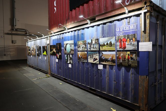 Bild Eindrücke der Photopia Hamburg 2021. An vielen Stellen in den Hallen sind versteckte Galerien eingerichtet. Hier dient ein Schiffscontainer als Ausstellungsfläche. [Foto: MediaNord]