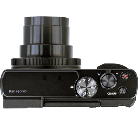 Bild Im Weitwinkel besitzt die eingeschaltete Panasonic Lumix DC-TZ96 eine Tiefe von etwa 7,5 Zentimetern. [Foto: MediaNord]
