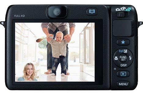 Bild Bei der Canon PowerShot N100 gibt es trotz großem, schwenkbarem Touchscreen die üblichen Hardware-Tasten. In der Mitte über dem Monitor erkennt man die rückwärtige "Story-Camera". [Foto: Canon]