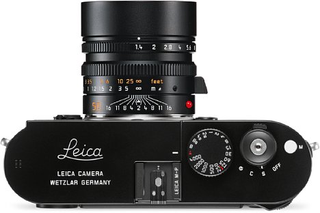 Bild Die Oberseite der Leica M-P ziert ein dezenter Leica-Schriftzug. [Foto: Leica]