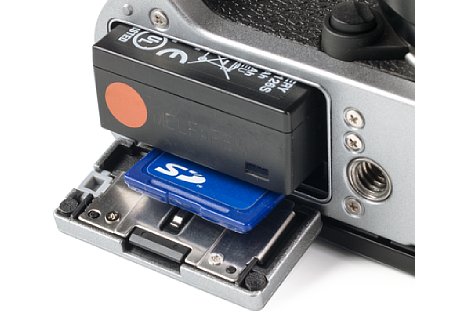 Bild Akku und SD-Speicherkarte werden bei der Fujifilm X-T20 an der Unterseite entnommen. Man sollte auf eine schnelle UHS-I-Speicherkarte achten, um die bis zu 60 MB/s schnelle Kamera nicht unnötig auszubremsen. [Foto: MediaNord]