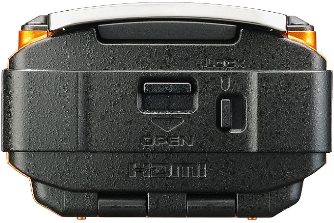 Bild Hinter der robusten rückwärtigen Klappe der Ricoh WG-M2 sitzen deren Anschlüsse (HDMI und USB), der Speicherkartensteckplatz (MikroSD) und der herausnehmbare Akku. [Foto: Pentax]