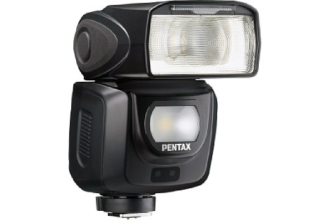 Bild Neu ist die LED-Dauerleuchte, wie hier am Pentax AF 360FGZII. Sie dient als AF-Hilfslicht und zum Ausleuchten von Videos sowie Fotos. [Foto: Pentax]