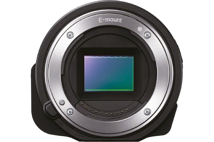 Bild Mit dem APS-C-Sensor bietet die Sony QX1 einen relativ großen CMOS-Sensor mit 20 Megapixeln Auflösung. Wechselobjektive erlauben eine flexible Anpassung an die Motive. [Foto: Sony]