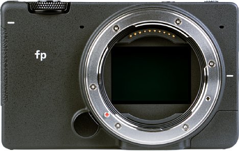 Bild In der kleinen Sigma fp steckt ein großer, 24 Megapixel auflösender Kleinbildsensor. Wie bei Sigma üblich, wird er von einer mit deutlichem Abstand vorgesetzten Glasscheibe vor Staub geschützt, die sich ihrerseits damit leicht reinigen lässt. [Foto: MediaNord]