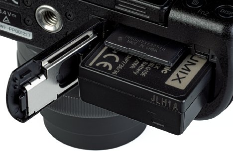 Bild Akku und Speicherkarte teilen sich bei der Panasonic Lumix DC-G110 ein gemeinsames Bodenfach. Die Akkulaufzeit ist aber nur mittelmäßig, die Speicherkartengeschwindigkeit ebenfalls. [Foto: MediaNord]