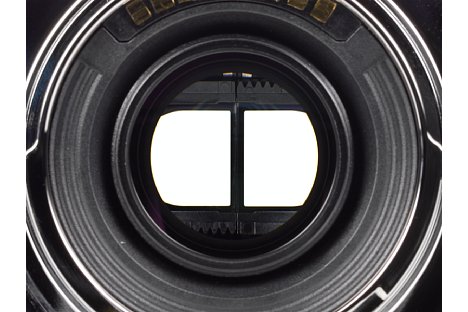 Bild Die eingeschwenkten LCD-Panele des Samsung NX Lens 45 mm 2D/3D. [Foto: MediaNord]