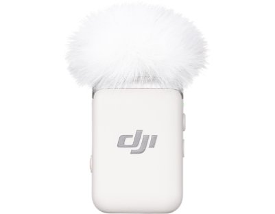 Bild Wo es optisch besser passt (oder erst recht auffallen soll) kann ein DJI Mic 2 Sender in Weiß verwendet werden, den es separat zu kaufen gibt. An weißer Kleidung sicherlich eine schöne Lösung. [Foto: DJI]