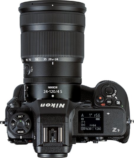 Bild Die Nikon Z 9 bietet zwei sehr gut ausgeformte und damit ergonomischen Handgriffe. Praktisch ist auch das Schulterdisplay, das über die wichtigsten Aufnahmeparameter informiert. [Foto: MediaNord]