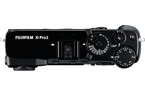 Bild Auf den ersten Blitz sieht das Gehäuse der Fujifilm X-Pro2 recht flach aus, in Wahrheit ist die über 14 Zentimeter breite Kamera aber über 4,5 Zentimeter Dick. [Foto: Fujifilm]
