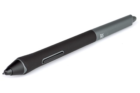 Bild Der Stift des XP Pen Artist Pro 16 Gen 2 liegt gut in der Hand und ist schön leicht. Die Gummierung ist etwas glatt, was den einen oder anderen aber sicher nicht stören wird. [Foto: MediaNord]