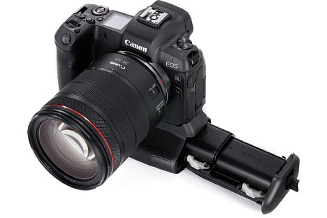 Bild Canon EOS R mit BG-E22 Batteriegriff. [Foto: Canon]