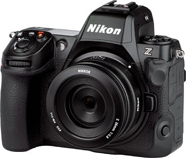 Bild Die Streulichtblende HB-111 gehört zum Lieferumfang des Nikon Z 26 mm F2.8. Sie trägt lediglich knapp einen Zentimeter auf und beinhaltet das 52 mm große Filtergewinde. [Foto: MediaNord]