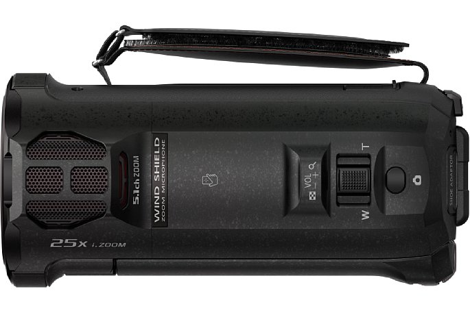 Bild Auf der Oberseite des Panasonic HC-EX878/HC-WX979 sitzt das große 5.1-Raumklang-Mikrofon, die Zoom-Wippe und der Foto-Auslöser. Für eine komfortable Handlage bleibt genug Platz für die Finger. [Foto: Panasonic]