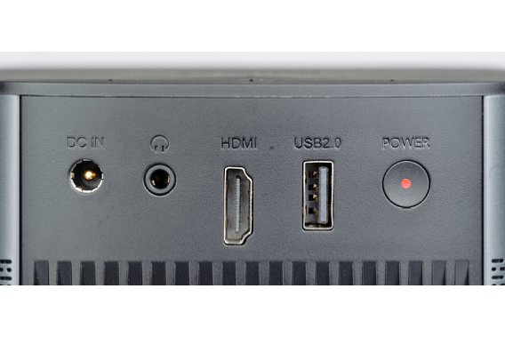 Bild Die Anschlüsse des Xgimi Hao+, von links: Netzteil, Kopfhörer/Ton (3,5mm-Klinke), HDMI und USB 2.0. Rechts davon der Ein/Aus-Taster, bei dem man aufpassen sollte, dass dieser nicht beim Transport (z. B. in einem Rucksack) versehentlich gedrückt wird. [Foto: MediaNord]