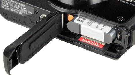 Bild Unter der mit einem zusätzlichen Sperrschalter gesicherten Akkufachklappe der Ricoh WG-6 befinden sich der Akku, die SD-Speicherkarte sowie die USB-C- und Micro-HDMI-Schnittstelle. [Foto: MediaNord]