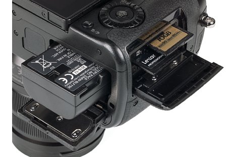 Bild Akku und Speicherkarten lassen sich bei der Panasonic Lumix DC-GH5 getrennt voneinander entnehmen. [Foto: MediaNord]