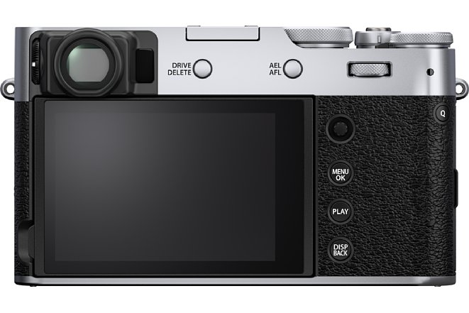 Bild Obwohl der rückwärtige Touchscreen der Fujifilm X100V völlig flach abschließt, lässt er sich nach oben und unten klappen. [Foto: Fujifilm]