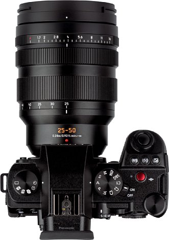 Bild Dank seiner Größe lässt sich das Panasonic Leica DG Vario-Summilux 25-50 mm F1.7 Asph. (H-X2550) sicher halten und bietet genug Platz, um die Bedienelemente sehr gut zu erreichen. [Foto: MediaNord]