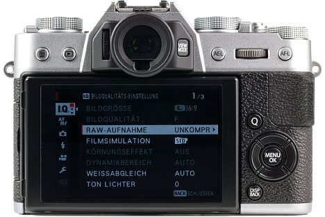 Bild Beim rückwärtigen Bildschirm der Fujifilm X-T20 handelt es sich um einen Touchscreen, der sich zudem nach oben und unten klappen lässt. [Foto: MediaNord]