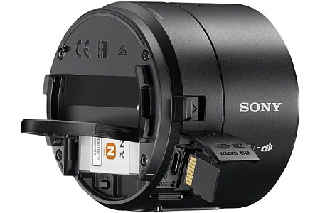 Sony DSC-QX30 mit ausgefahrenem Zoom. In geschlossenem Zustand ist die Linse durch einen Lamellenvorhang geschützt. [Foto: Sony]