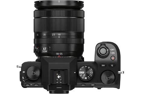 Bild Im Set mit dem XF 18-55 mm F2,8-4 R LM OIS sieht das Gehäuse der Fujifilm X-S10 optimal proportioniert aus. [Foto: Fujifilm]
