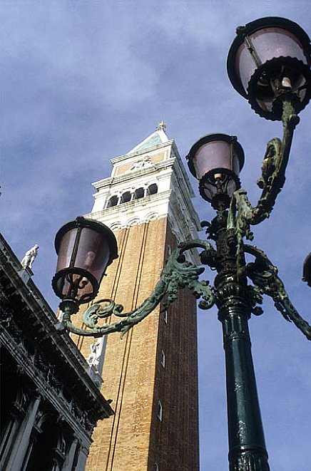 Bild Kampanile auf Venedigs Markusplatz wirkt bei steiler Unteransicht riesig [Foto: Jürgen Rauteberg]