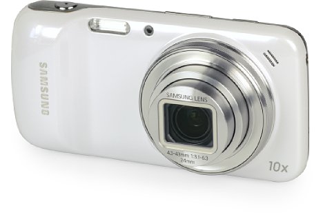 Bild Von vorne sieht das Samsung Galaxy S4 Zoom aus wie eine ganz normale Digitalkamera. [Foto: MediaNord]