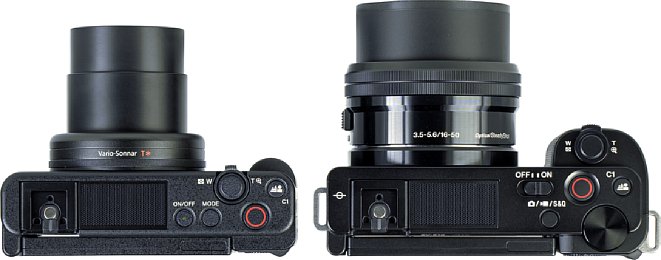 Bild Hier noch einmal der Größenvergleich zwischen der Sony ZV-1 (links) und der Sony ZV-E10 (rechts), beide von oben mit betriebsbereit ausgefahrenem Objektiv. Blitzschuh und Mikrofon sind identisch. [Foto: MediaNord]